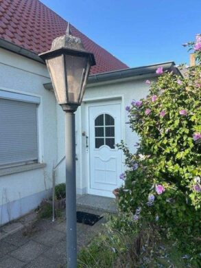 Teilsaniertes Landhaus im Dorfkern - in 39264 Zerbst OT Nedlitz - Hauseingang