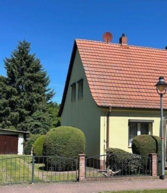 Vollständig renoviertes Haus auf einem traumhaften Grundstück - Straßenansicht mit Einfahrt zur Garage