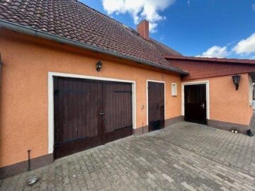 Gepflegtes Landhaus nahe Natursee in 39264 Zerbst OT Deetz - Rückansicht mit Garageneinfahrt