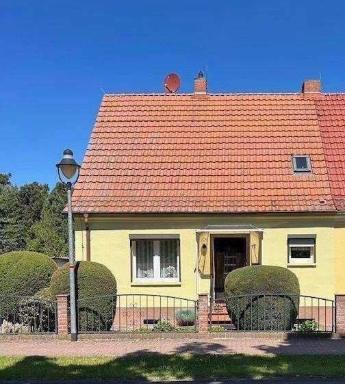 Vollständig renoviertes Haus auf einem traumhaften Grundstück - Straßenansicht