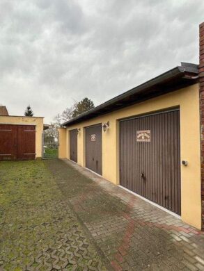 Einfamilienhaus (innen kernsaniert) nahe Schlosspark u. Naturteich - Nur 20km von Magdeburg entfernt - Garagen im Innenhof