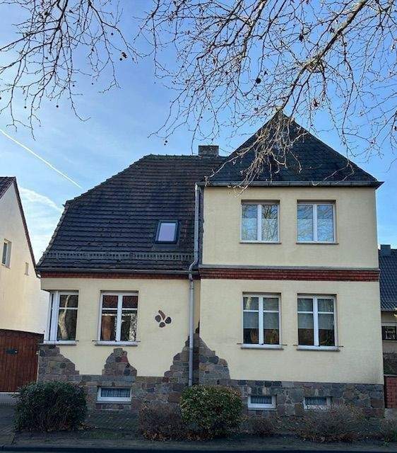 Einfamilienhaus (innen kernsaniert) nahe Schlosspark u. Naturteich - Nur 20km von Magdeburg entfernt - Straßenasicht