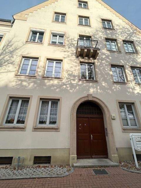 Bestlage - Renovierte 3 Zimmer Wohnung im 2. OG direkt im Zentrum von Zerbst - Straßenansicht