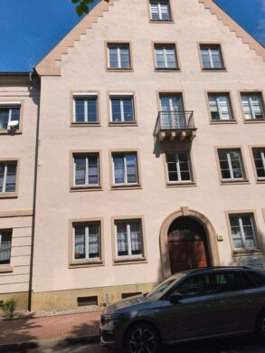 Bestlage - Renovierte 3 Zimmer Wohnung im 2. OG direkt im Zentrum von Zerbst - Straßenansicht