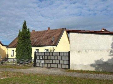 Teilsaniertes Landhaus auf einem großen Grundstück - Nahe Naturteich - Straßenansicht