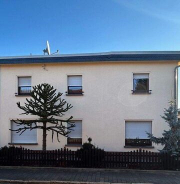 Bauhausstil - Kernsanierte Doppelhaushälfte mit Einbauküche, Kamin und Pool in Zerbst - Straßenansicht