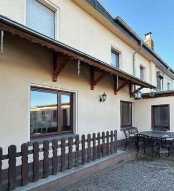 Bauhausstil - Kernsanierte Doppelhaushälfte mit Einbauküche, Kamin und Pool in Zerbst - Blick vom Innenhof