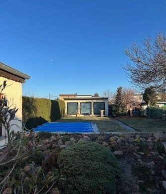 Bauhausstil - Kernsanierte Doppelhaushälfte mit Einbauküche, Kamin und Pool in Zerbst - Blick zum Pool und Gartenhaus
