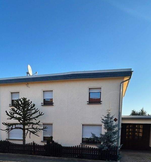 Bauhausstil - Kernsanierte Doppelhaushälfte mit Einbauküche, Kamin und Pool in Zerbst - Straßenansicht