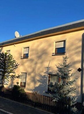 Bauhausstil - Kernsanierte Doppelhaushälfte mit Einbauküche, Kamin und Pool in Zerbst - Straßenseitig