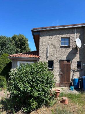 Familienfreundliches Einfamilienhaus mit Garten in Zerbst/Anhalt - Eingang zur Außentoilette mit Waschraum