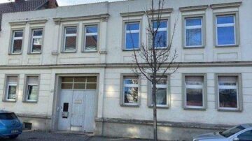 Renovierungsbedürftiges Mehrfamilienhaus (3 Wohneinheiten) - Straßenansicht