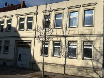 Renovierungsbedürftiges Mehrfamilienhaus (3 Wohneinheiten) - Straßenansicht