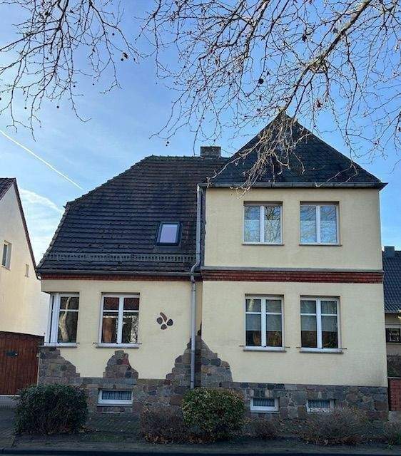 Einfamilienhaus (innen kernsaniert) nahe Schlosspark u. Naturteich - Nur 20km von Magdeburg entfernt - Straßenasicht