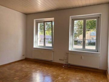 Helle 3-Zi. Wohnung in ruhiger zentraler Lage im EG - Wohnzimmer.jpg