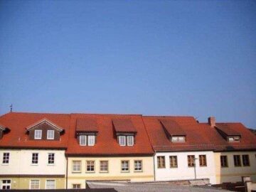 1-Zi. DG Wohnung in ruhiger Lage direkt an der Stadtmauer und im Stadtzentrum - Häuserzeile
