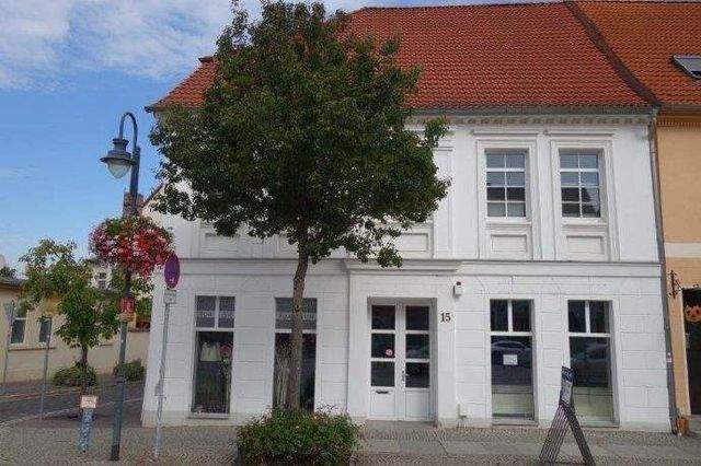 Gewerbeeinheit und Stellplätze direkt im Zentrum - Straßenansicht