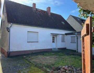 Naturliebhaber aufgepasst - Renovierungsbedürftiges Landhaus nahe Elbe in 39264 Zerbst OT Steutz - Rückansicht