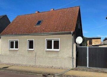 Naturliebhaber aufgepasst - Renovierungsbedürftiges Landhaus nahe Elbe in 39264 Zerbst OT Steutz - Straßenansicht
