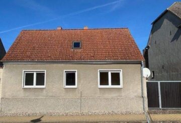 Naturliebhaber aufgepasst - Renovierungsbedürftiges Landhaus nahe Elbe in 39264 Zerbst OT Steutz - Straßenansicht