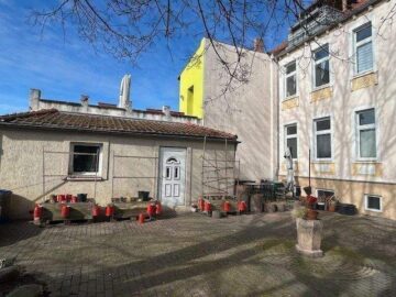 Traumhafte 4 Zimmerwohnung plus Gästehaus mit Blick in den Stadtpark - Innenhof mit Bungalow