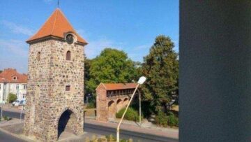 Gemütliche DG Wohnung mit Klimaanlage und Einbauküche - Fensterblick