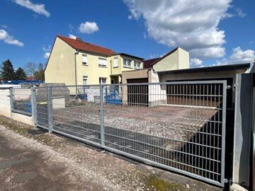 Saniertes Generationhaus (Teilfläche vermietet) direkt im Zentrum - Rückansicht mit Einfahrt zur Garage