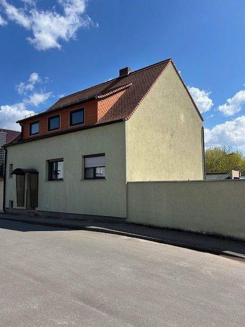 Saniertes Generationhaus (Teilfläche vermietet) direkt im Zentrum - Vorderansicht / Straßenansicht